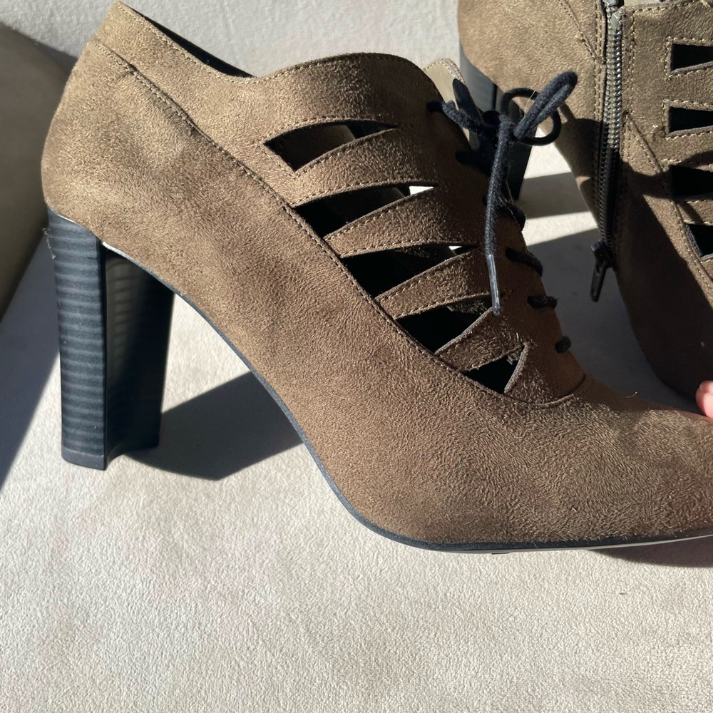NEW Lovely sage green women’s shoes